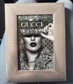 Gucci ingelijste print - Glamoureuze modekunst, Huis en Inrichting, Ophalen of Verzenden, Zo goed als nieuw, Hout, Minder dan 50 cm