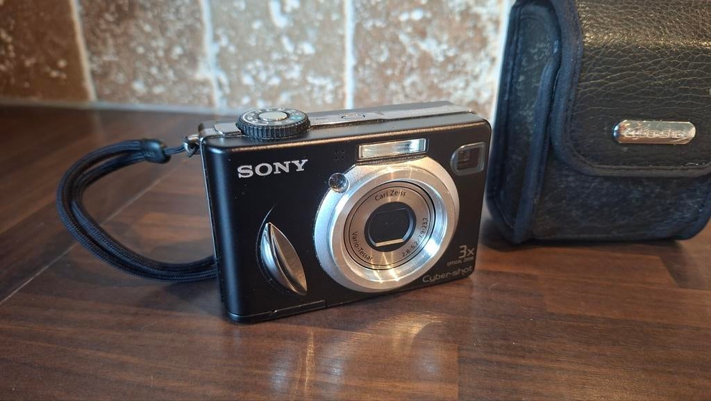 Sony DSC-W15 Digitale Compact Camera - Zwart + lederen tasje, Audio, Tv en Foto, Fotocamera's Digitaal, Compact, Ophalen of Verzenden