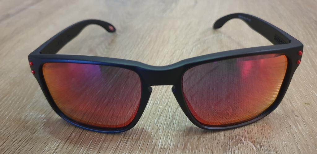 te koop in nieuwstaat oakley holbrook rood paarse lenzen pol, Sieraden, Tassen en Uiterlijk, Zonnebrillen en Brillen | Heren, Ophalen of Verzenden