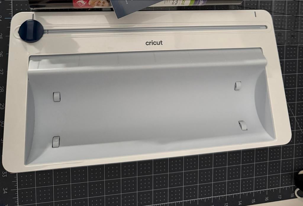 Cricut Roll Holder voor snijmachines, Hobby en Vrije tijd, Knutselen, Geschikt voor snijden, Overige thema's, Gereedschap of Toebehoren