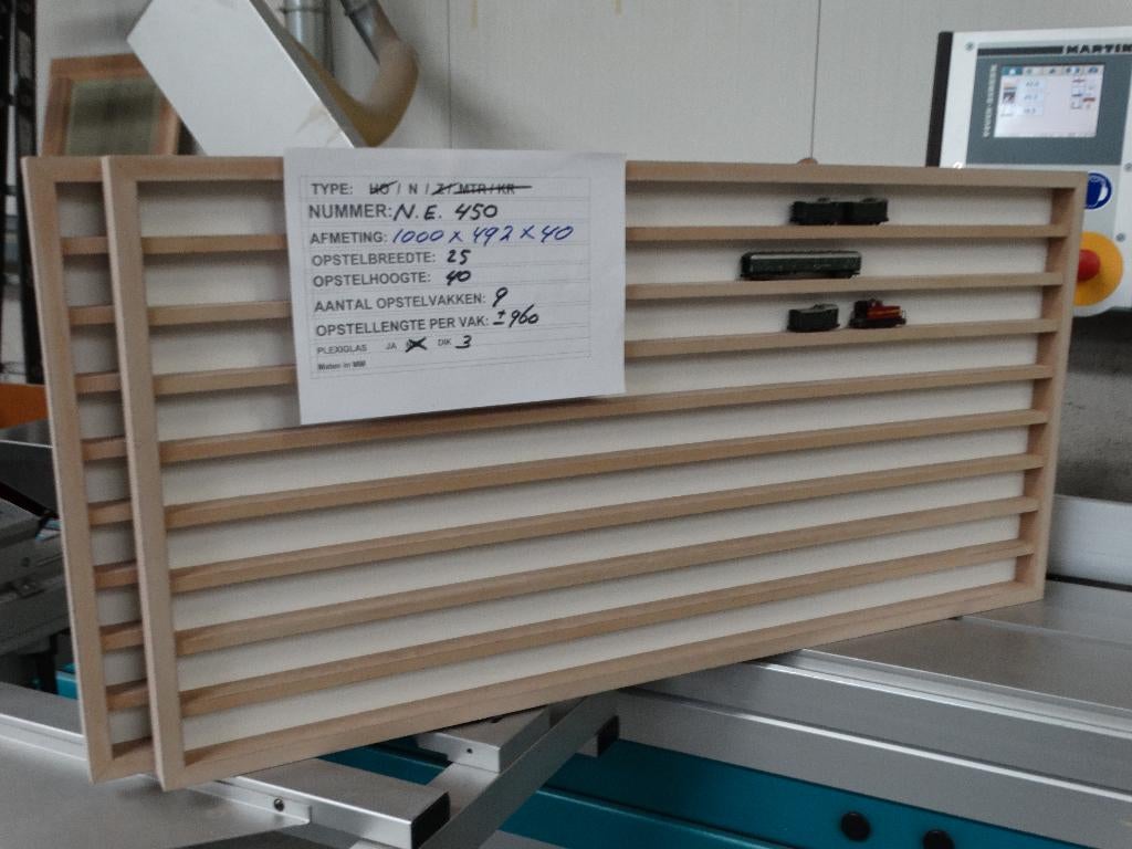 N-E-450: NIEUWE vitrine, wandvitrine N-spoor, vingerhoedjes., Hobby en Vrije tijd, Modeltreinen | N-Spoor, Overige merken, Locomotief