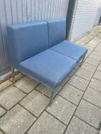 Blauwe design bank met metalen onderstel 120 cm breed, Ophalen, Gebruikt, Tweepersoons, 75 tot 100 cm