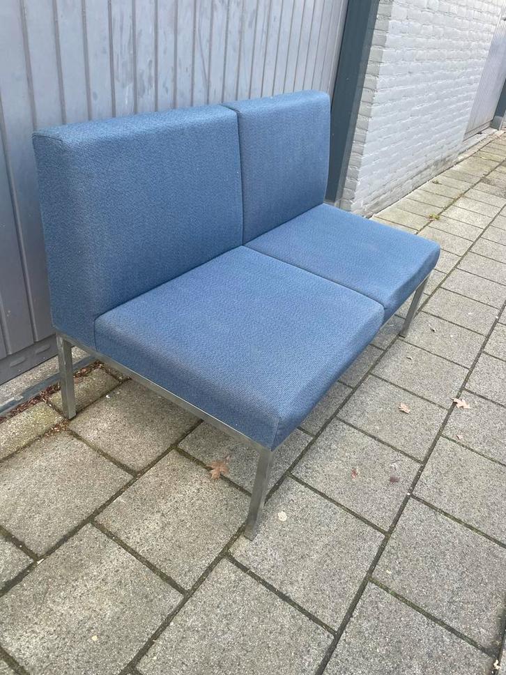Blauwe design bank met metalen onderstel 120 cm breed, Huis en Inrichting, Banken | Sofa's en Chaises Longues, Gebruikt, Tweepersoons