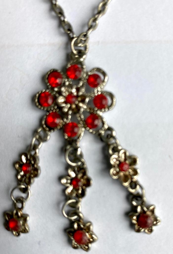 Zilverkleurige ketting met rode hanger, Overige materialen, Verstelbaar, Ophalen of Verzenden, Zo goed als nieuw