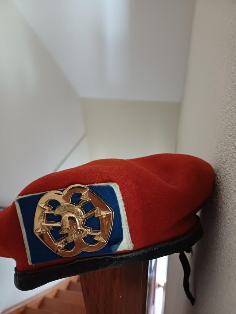 Vintage Duitse baret met Nederlands embleem, Ophalen of Verzenden