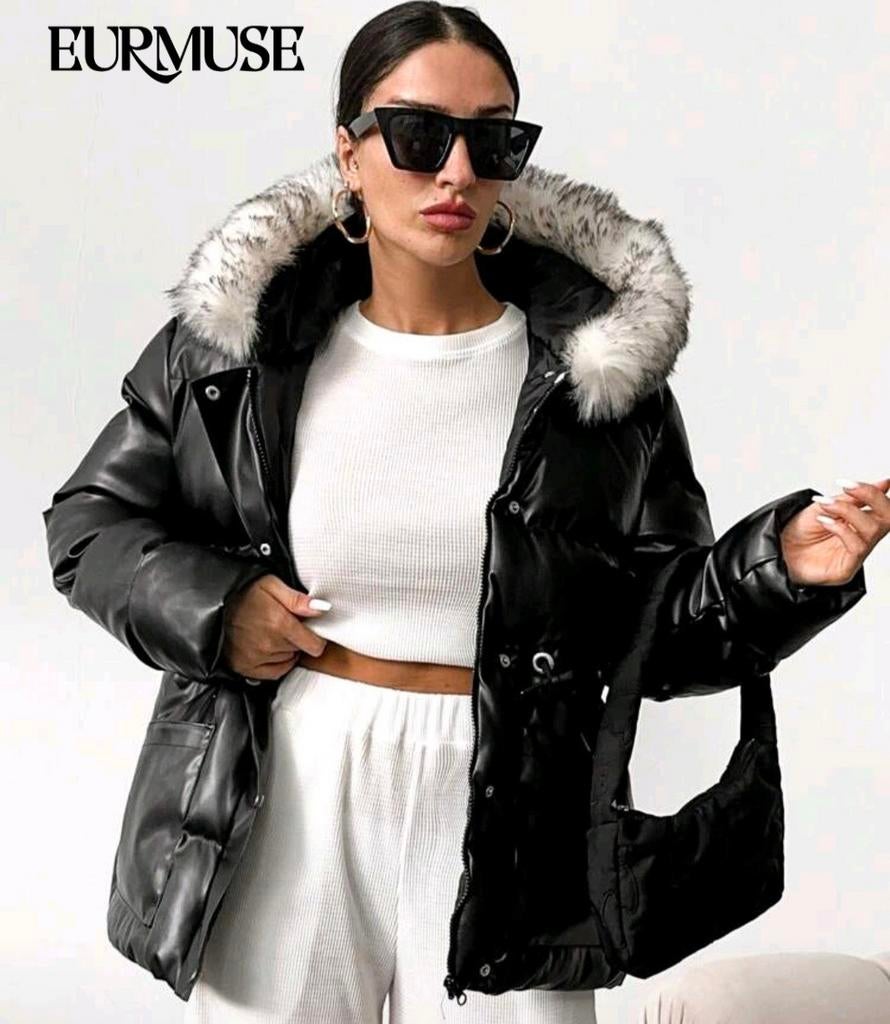 Zwarte lak look jas met capuchon - Maat L, Kleding | Dames, Jassen | Winter, Ophalen of Verzenden, Zo goed als nieuw, Maat 42/44 (L)