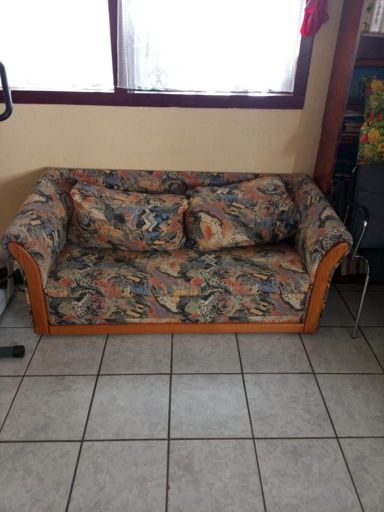 Slaapbankje met houten armleuningen, Ophalen