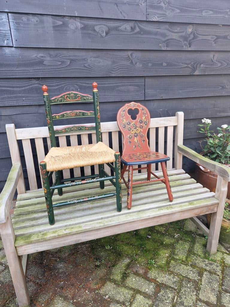 Twee Hindeloopen stoeltjes voor kinderen, Huis en Inrichting, Stoelen, Ophalen, Gebruikt, Hout, Eén