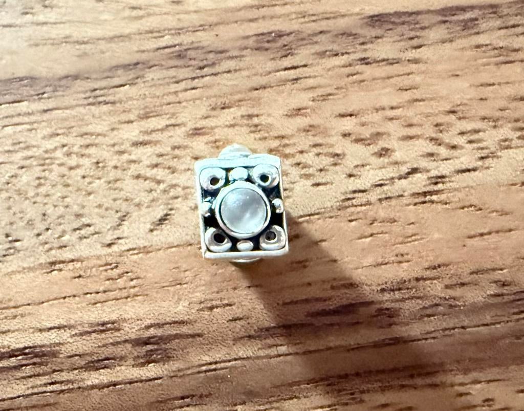 Pandora zilvere bedel / charm met drie witte steentjes., Sieraden, Tassen en Uiterlijk, Bedels, Zo goed als nieuw, Pandora, Zilver