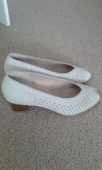 paar mooi opengewerkte lichtgrijze dames instap schoenen, Instappers, Ophalen of Verzenden, Zo goed als nieuw, Grijs