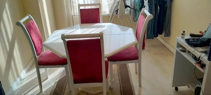 Uitschuifbare eettafel met 4 stoelen gratis af te halen, Huis en Inrichting, Tafels | Eettafels, Gebruikt, Vier personen, Overige vormen