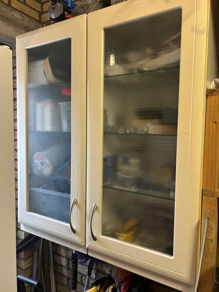 Hangende opbergkast met twee glazen deuren, Huis en Inrichting, Kasten | Vitrinekasten, Ophalen, Gebruikt, 50 tot 100 cm, Minder dan 100 cm