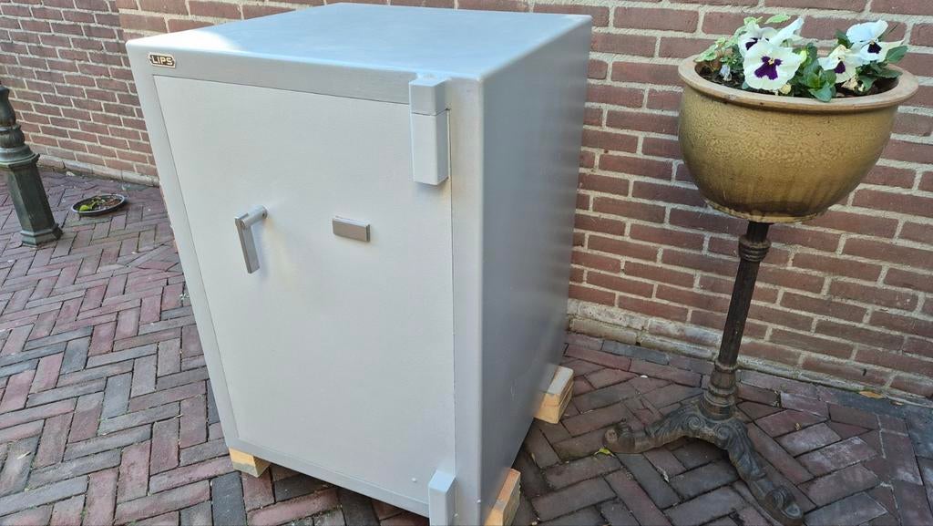 Lips kluis, Ophalen, Zo goed als nieuw