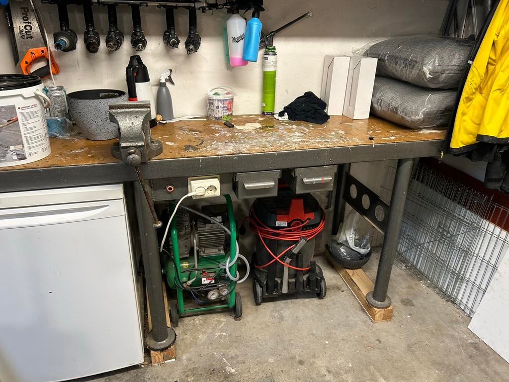 Zware werkbank met bankschroef en lades lucht en electra, Ophalen, Gebruikt, 170 cm of meer, Bankschroef