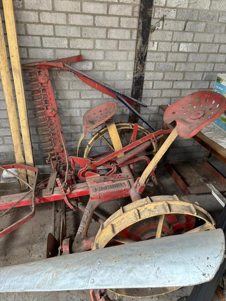 Oude grasmaaier voor achter het paard, Ophalen, Gebruikt