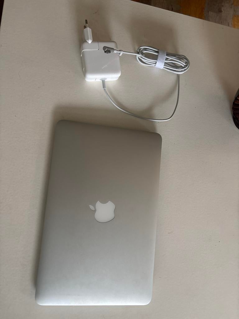 MacBook Air A1370 incl nieuwe originele adalter en case, Ophalen, Gebruikt, Minder dan 4 GB, Qwerty