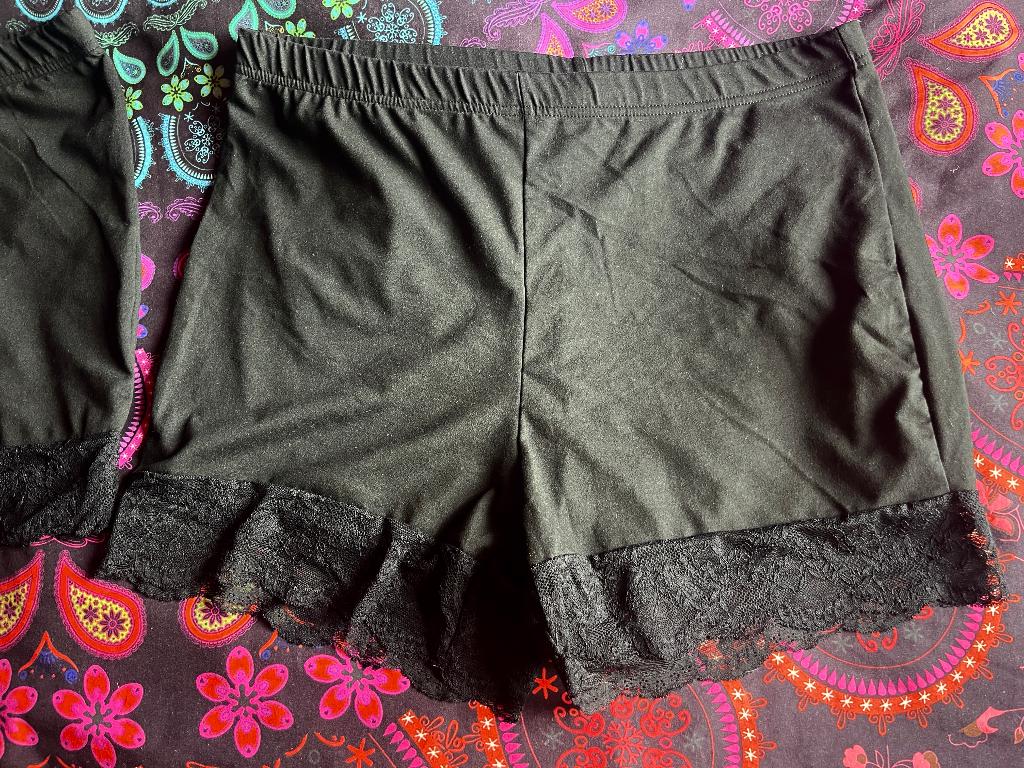 2 splinternieuwe korte broekjes/leggings 46/48 nu 16€, Kleding | Dames, Leggings, Maillots en Panty's, Legging, Zwart, Nieuw, Ophalen of Verzenden