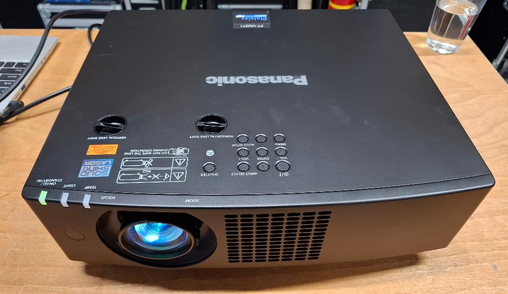 Panasonic PT-VMZ71 Laser Projector in uitstekende staat, Ophalen, Panasonic, Zo goed als nieuw, LCD