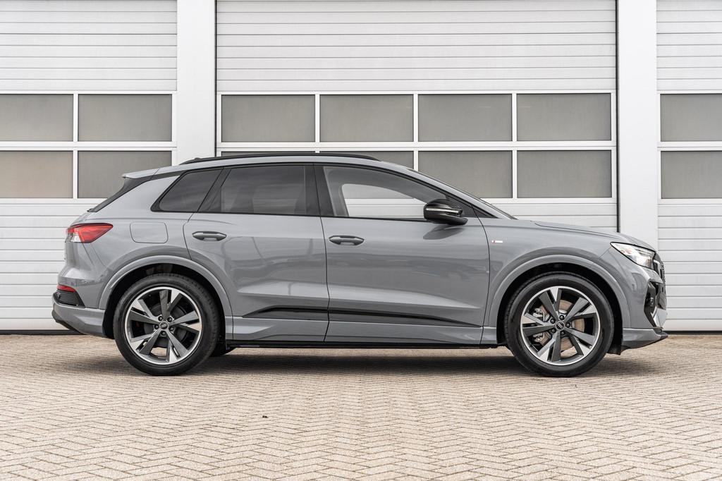 Audi Q4 e-tron 45 quattro 286pk S edition Competition 82 kWh, Auto's, Audi, 12 maanden, Zwart, 82 kWh, Parkeercamera