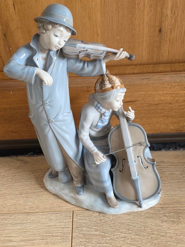 Lladro Beeldje: Jonge Muzikanten met Viool en Cello, Groep mensen, Ophalen of Verzenden, Handgemaakt, 20 - 50 cm