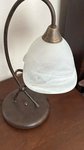 2 Vintage Tafellampen met Glazen Kap beschikbaar voor biedingen