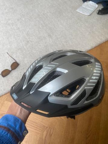 Abus fietshelm medium met licht zilver beschikbaar voor biedingen