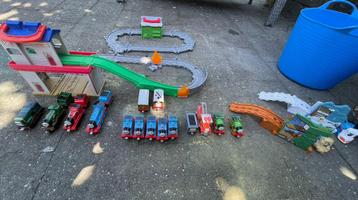 Diverse Thomas de trein setjes met zowel treintjes als banen beschikbaar voor biedingen