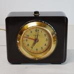 Vintage jaren 60 art deco bakeliet klok., Ophalen of Verzenden, Gebruikt, Wekker of Tafelklok