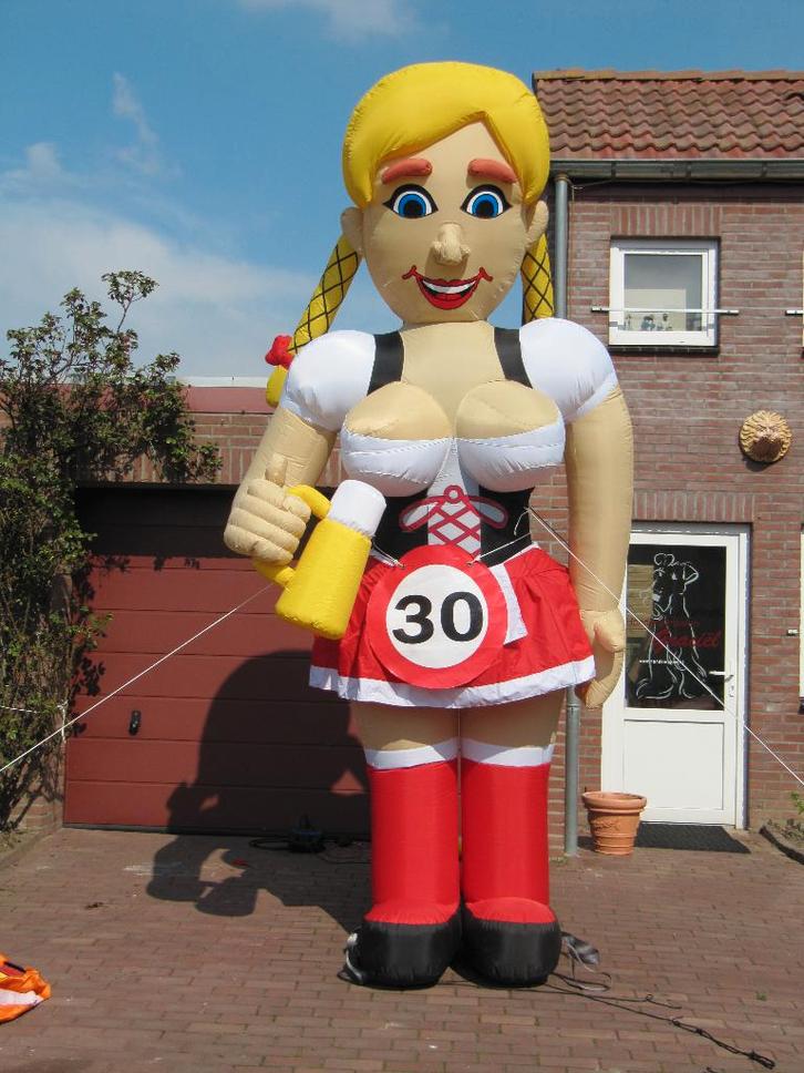 tiroler sarah te huur verhuur, Hobby en Vrije tijd, Feestartikelen | Verhuur, Nieuw, Abraham of Sarah, Ophalen