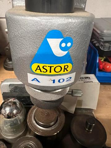 Astor a 102  Stanzmachine voor zeilringen beschikbaar voor biedingen