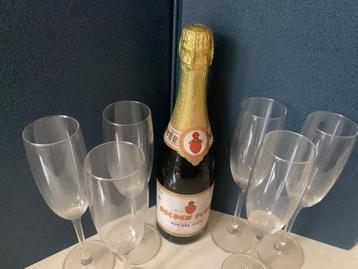 Zes  prachtige eigentijdse kristallen champagne glazen beschikbaar voor biedingen