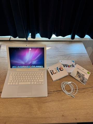 Mooie Macbook 2007 inclusief accesoires beschikbaar voor biedingen