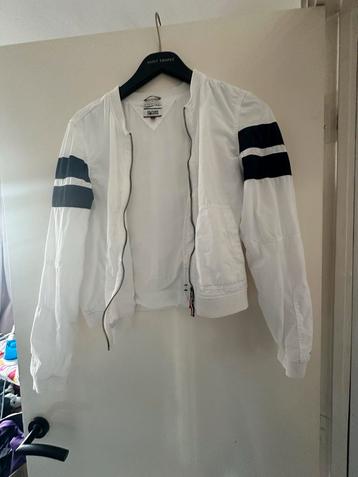 Witte Hilfiger Denim jack Maat L (valt als S) beschikbaar voor biedingen