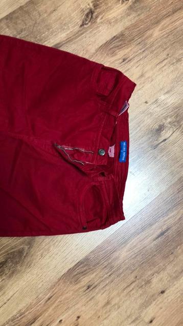 Mooie rode broek beschikbaar voor biedingen
