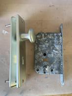 Kastdeurbeslag met slot (2x), Ophalen of Verzenden, Gebruikt, Klink of Kruk
