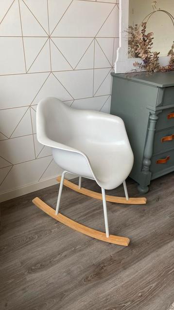 Scandinavische schommelstoel beschikbaar voor biedingen