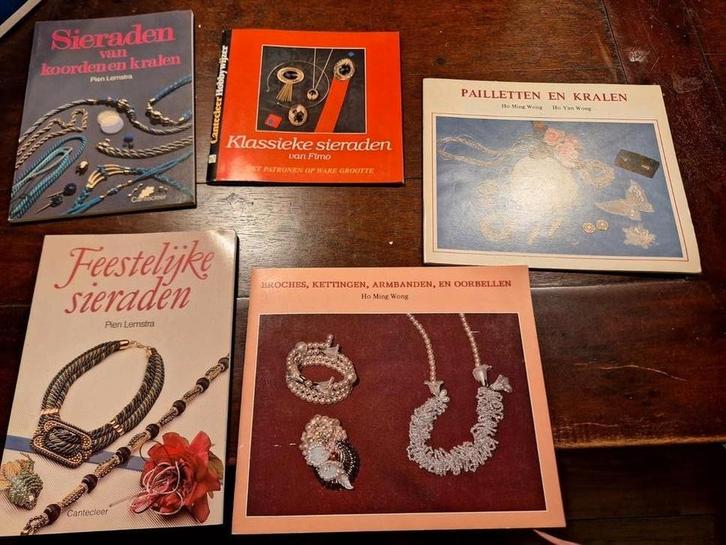 5 zgan Boekjes Sieraden Maken - Hobbyboeken, Boeken, Hobby en Vrije tijd, Zo goed als nieuw, Sieraden maken, Ophalen of Verzenden
