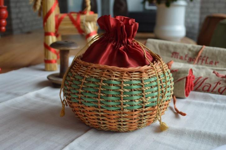 heel oud ZWEEDS rieten kinder naai pompoen met inhoud, Antiek en Kunst, Curiosa en Brocante, Ophalen of Verzenden