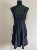 J69 - Zwart-blauwe polkadot Cassiopee jurk maat S (1), Kleding | Dames, Jurken, Maat 38/40 (M), Zwart, Ophalen of Verzenden, Zo goed als nieuw