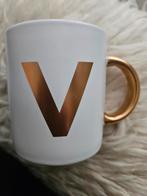 Mok met Gouden Letter V, Ophalen of Verzenden, Zo goed als nieuw