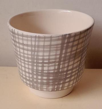 Vintage bloempot  beschikbaar voor biedingen
