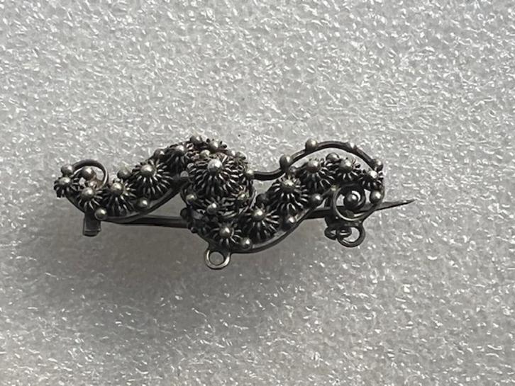 antieke broche slangvormig met zeeuwse knoopjes, Sieraden, Tassen en Uiterlijk, Antieke sieraden, Broche, Zilver, Ophalen of Verzenden