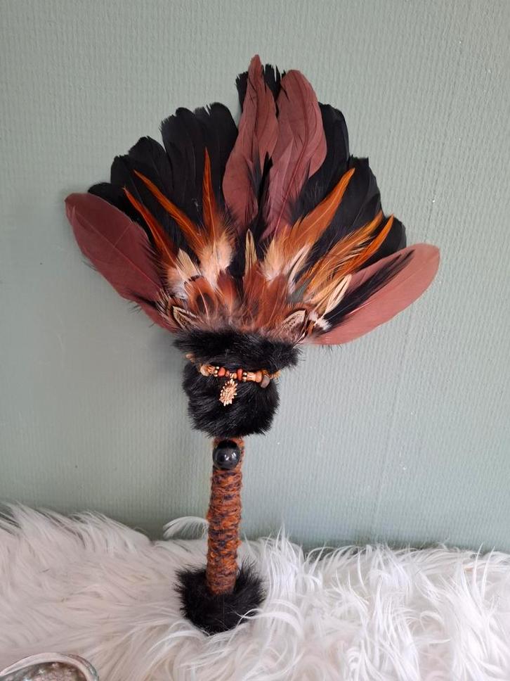 Smudge veren fan bruin zwarte sjamaan stok, Antiek en Kunst, Kunst | Niet-Westerse kunst, Ophalen of Verzenden