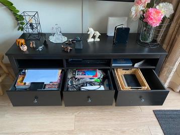 Tv tafel, van hout. Kleur zwart.