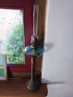 Antieke olielamp,koperen voet en blauw glazen oliereserves., Ophalen