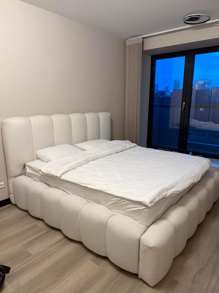 Beige kingsize tweepersoonsbed – zeer comfortabel, Huis en Inrichting, Slaapkamer | Boxsprings, Zo goed als nieuw, Overige maten