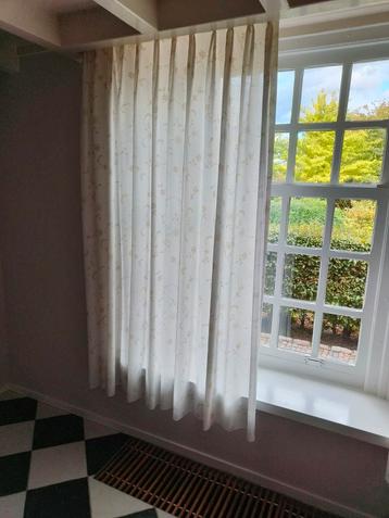 4x Gordijn – 126 br x 210 h cm – beige met bloemmotief beschikbaar voor biedingen