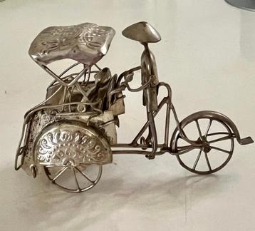 Zilver beeldje van een riksja, becak beschikbaar voor biedingen