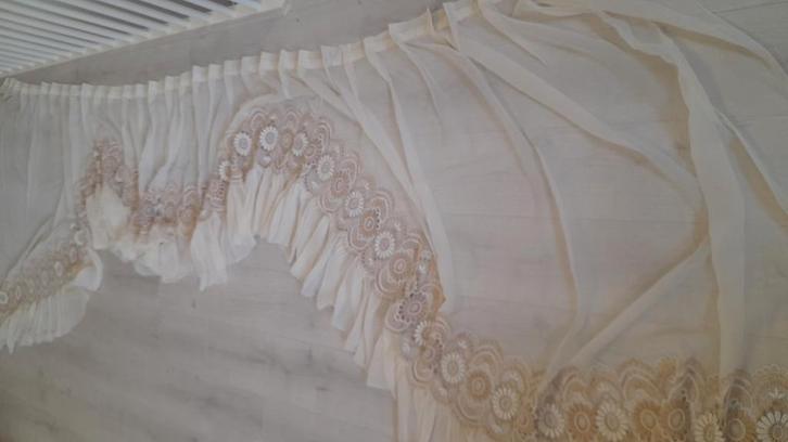 Elegante Crème Gordijn met Kant, Huis en Inrichting, Stoffering | Gordijnen en Lamellen, Zo goed als nieuw, 100 tot 150 cm, 200 cm of meer