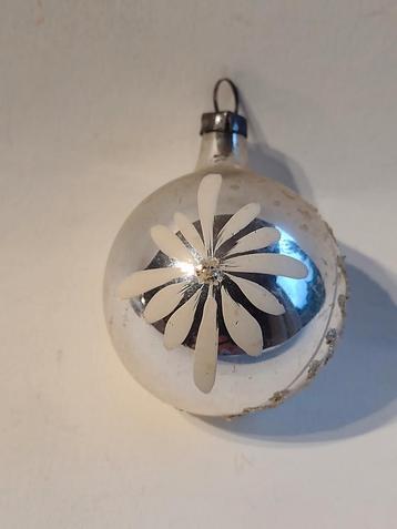 oude ronde kerstbal met decoratie zilver H 5 cm beschikbaar voor biedingen